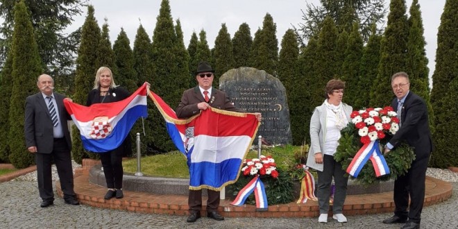 ZA 75. OBLJETNICA BLEIBURŠKE TRAGEDIJE: Predstavnici HSP-a odali počast svim žrtvama Blajburške tragedije i Križnih putova hrvatskog naroda