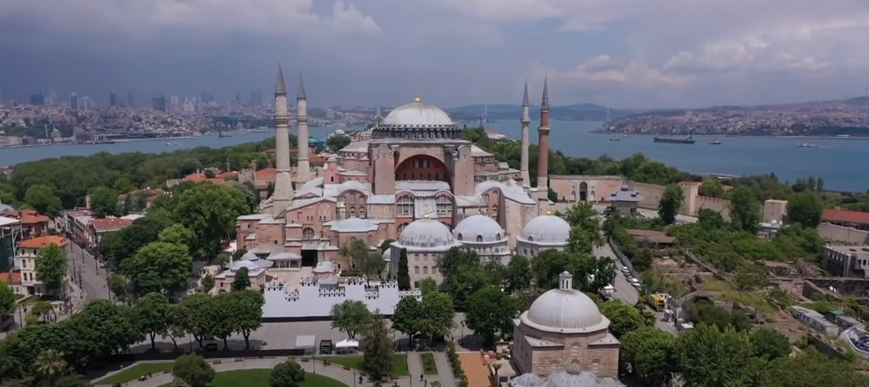 KRŠĆANSKI SIMBOLI ĆE SE PREKRITI ZASTORIMA: Danas će se u Aja Sofiji održati prva molitva, Erdogan očekuje 1.500 vjernika