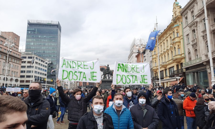 Hrvatska : Tisuće poduzetnika prosvjeduju na Trgu bana Jelačića, obratio se i privedeni vlasnik teretane: ‘Prestanite nas maltretirati! Ako ne znate što s koronom, bavite se nečim drugim. Dođite kod mene na trening!’