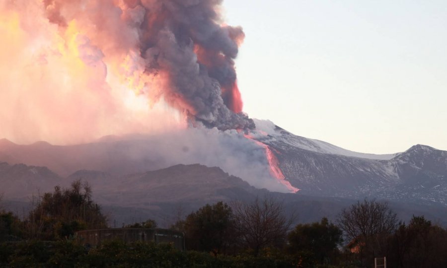 Nevjerojatni prizori sa Sicilije: Žestoka erupcija Etne, urušio se dio kratera