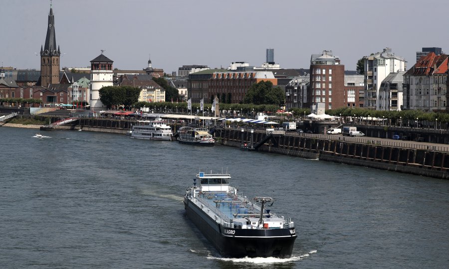 Nevjerojatne scene u Düsseldorfu; ljudi šeću uz Rajnu, a iz helikoptera i kombija ih opominju: ‘Šećite, ne zadržavajte se, ako stanete, kazna je 50 eura’