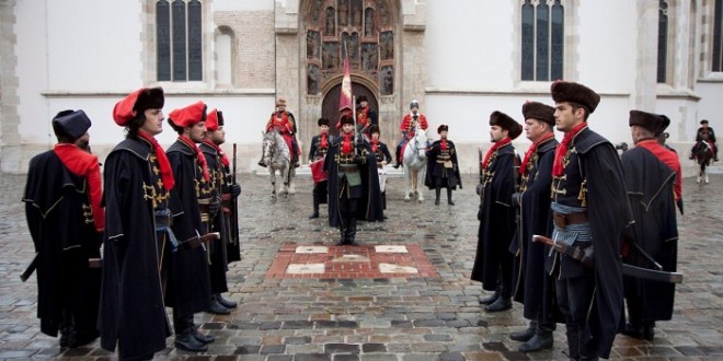 Na Dan državnosti počasna satnija Kravat pukovnija na Zagrebačkim ulicama