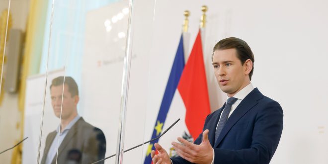 Austrijski kancelar Kurz uživa u Rovinju u majci, kratkim hlačama i s rukom na trbuhu trudne prijateljice