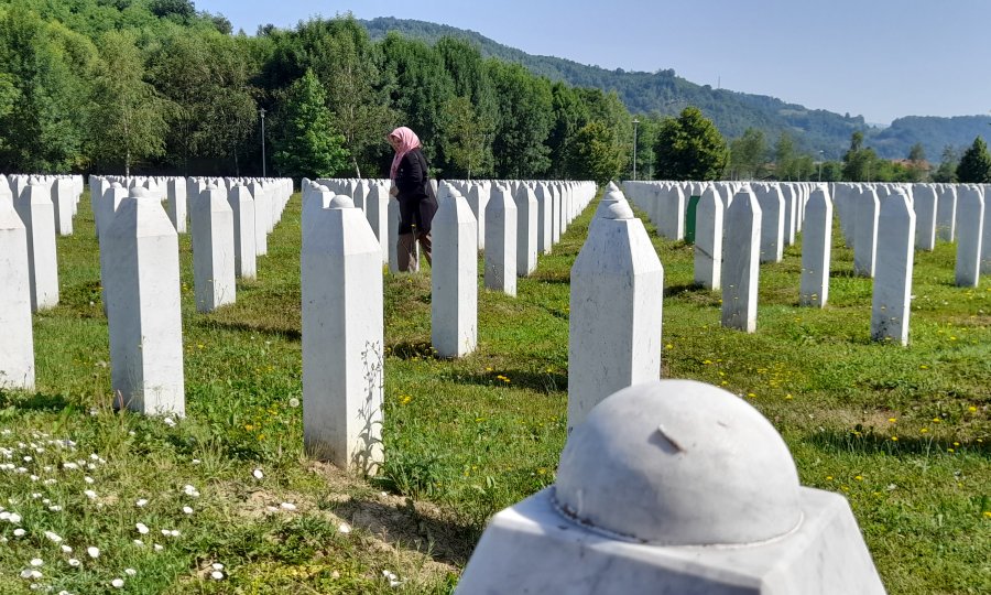 Dvadeset šest godina nakon genocida u Srebrenici: ‘Dođe mi nekad da zviznem, da pobudalim. Ovdje se ko malo smirim. A ne mogu da se isplačem kod kuće’