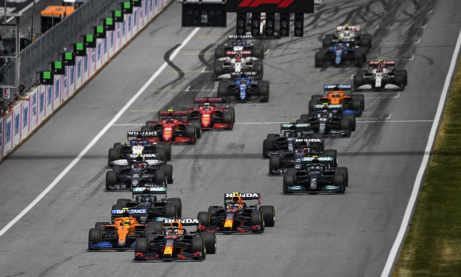 Max Verstappen potukao konkurenciju na VN Austrije, a Lewis Hamilton ostao razočaran, jer mu se ovo dogodilo treći puta ove sezone