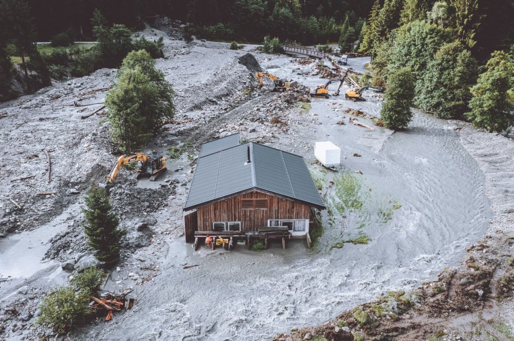 Nevjerojatne fotografije iz Austrije: Blatne bujice zatrpale vlak, više od 70 osoba ostalo zarobljeno u automobilima