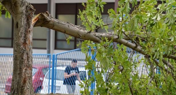 Olujno nevrijeme u BiH: Ošteće su zgrade, vozila, jak vjetar “odnio” krov jedne školske zgrade…