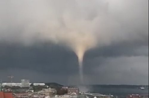 VIDEO/KAOS U KIELU: Tornado „usisao“ više ljudi koji su bačeni u vodu