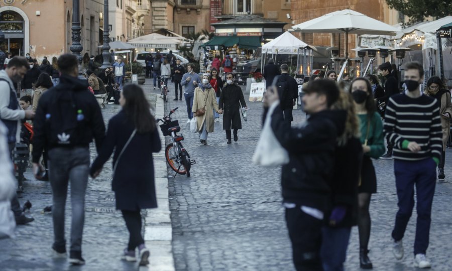 Italija ukida obavezne maske na otvorenom, ublažava limite za stadione