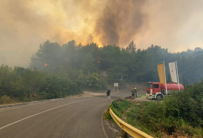 POŽAR JE POD KONTROLOM, VIŠE SE NE ŠIRI! Cijenu noć trajala je nadljudska borba u Dalmaciji: Izgorjelo je 20-ak kuća, šteta je golema