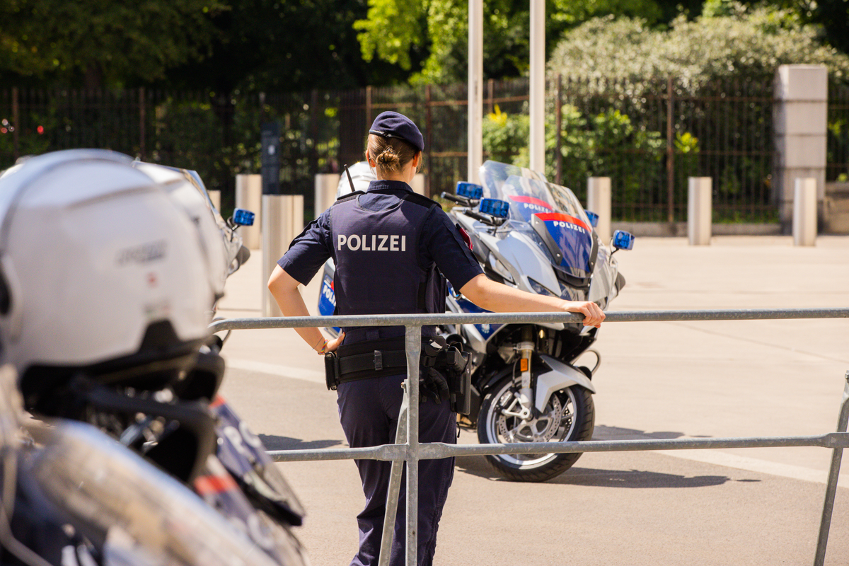 KRIJUMČAR PROBIO POLICIJSKU BLOKADU I PREVRNUO SE: Troje mrtvih i sedam teško ozlijeđenih migranata nakon ulaska u Austriju