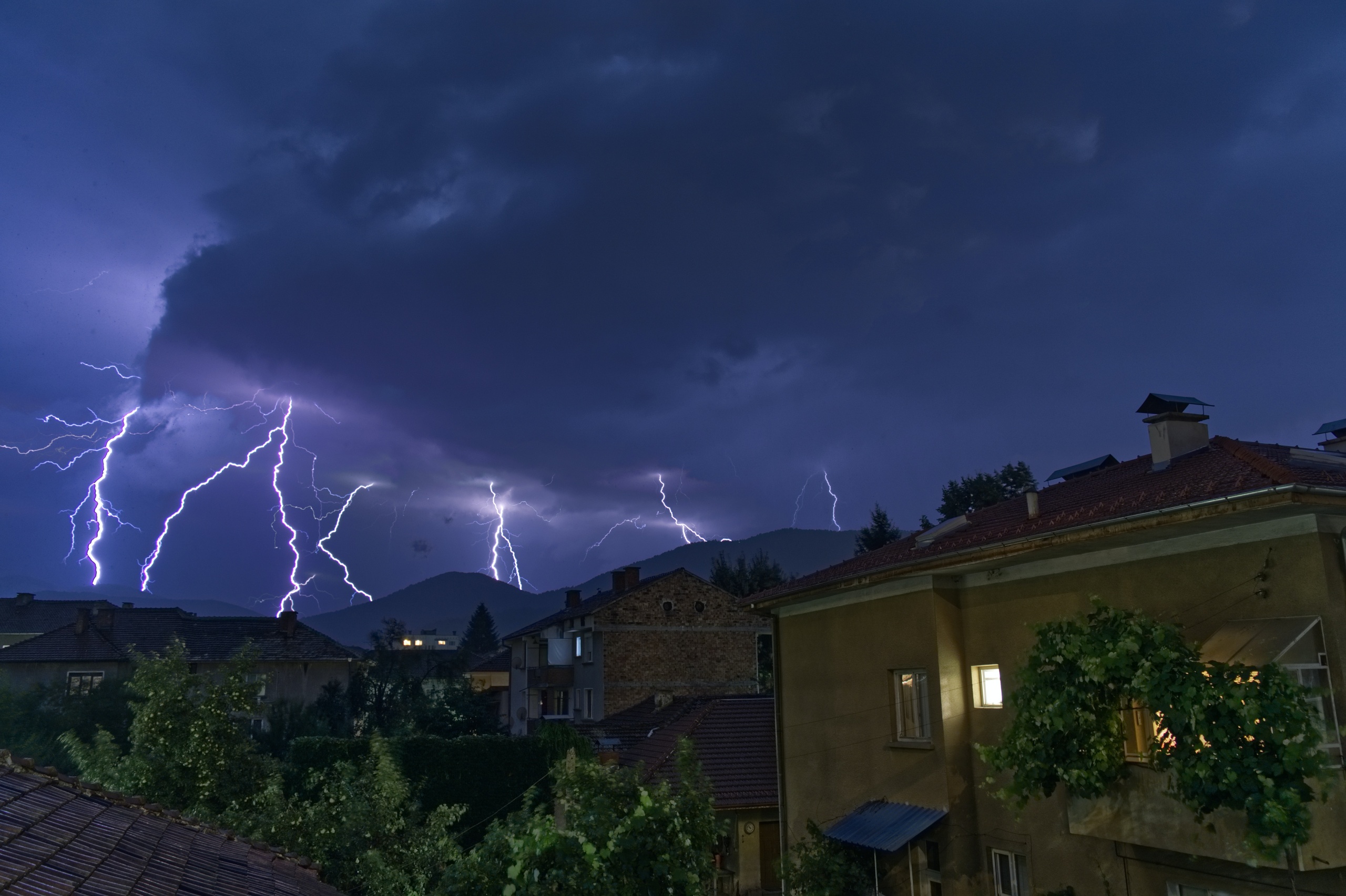 SMTRONOSNE OLUJE PROTUTNJALE EUROPOM: Najmanje 13 mrtvih, stabla padala na ljude, vjetar nosio sve pred sobom