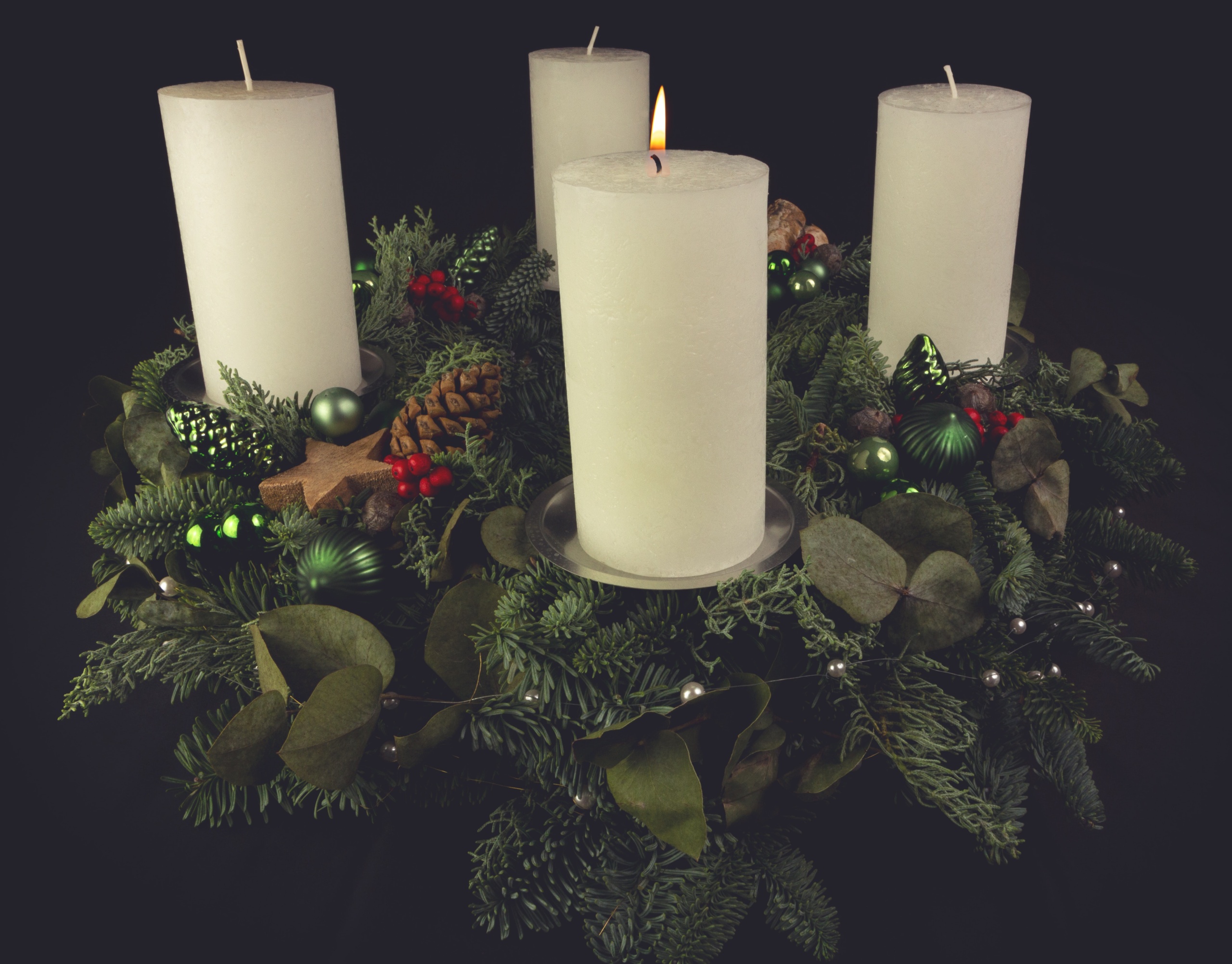 ADVENT : DANAS PALIMO PRVU ADVENTSKU SVIJEĆU : Svaka svijeća na vijencu ima svoje značenje