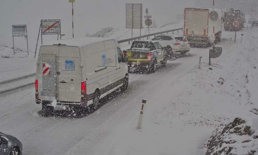 Snježni kaos u Austriji: Zapeli kamioni, prekinut promet prijevojem Arlberg