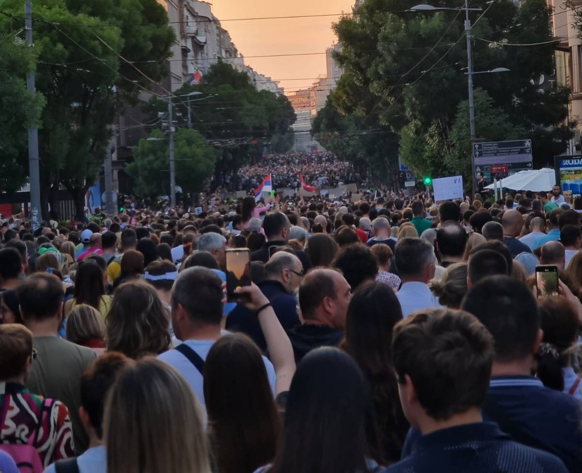 Deseci tisuća ljudi na petom prosvjedu u Beogradu; Bjelogrlić kroz suze prenio posebnu poruku mladima