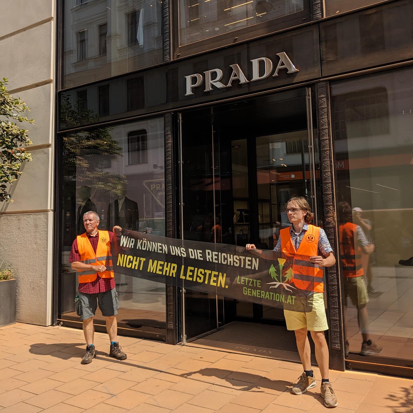 Sada i protiv luksuza! Prodavaonice luksuznih stvari obojane u narančasto !