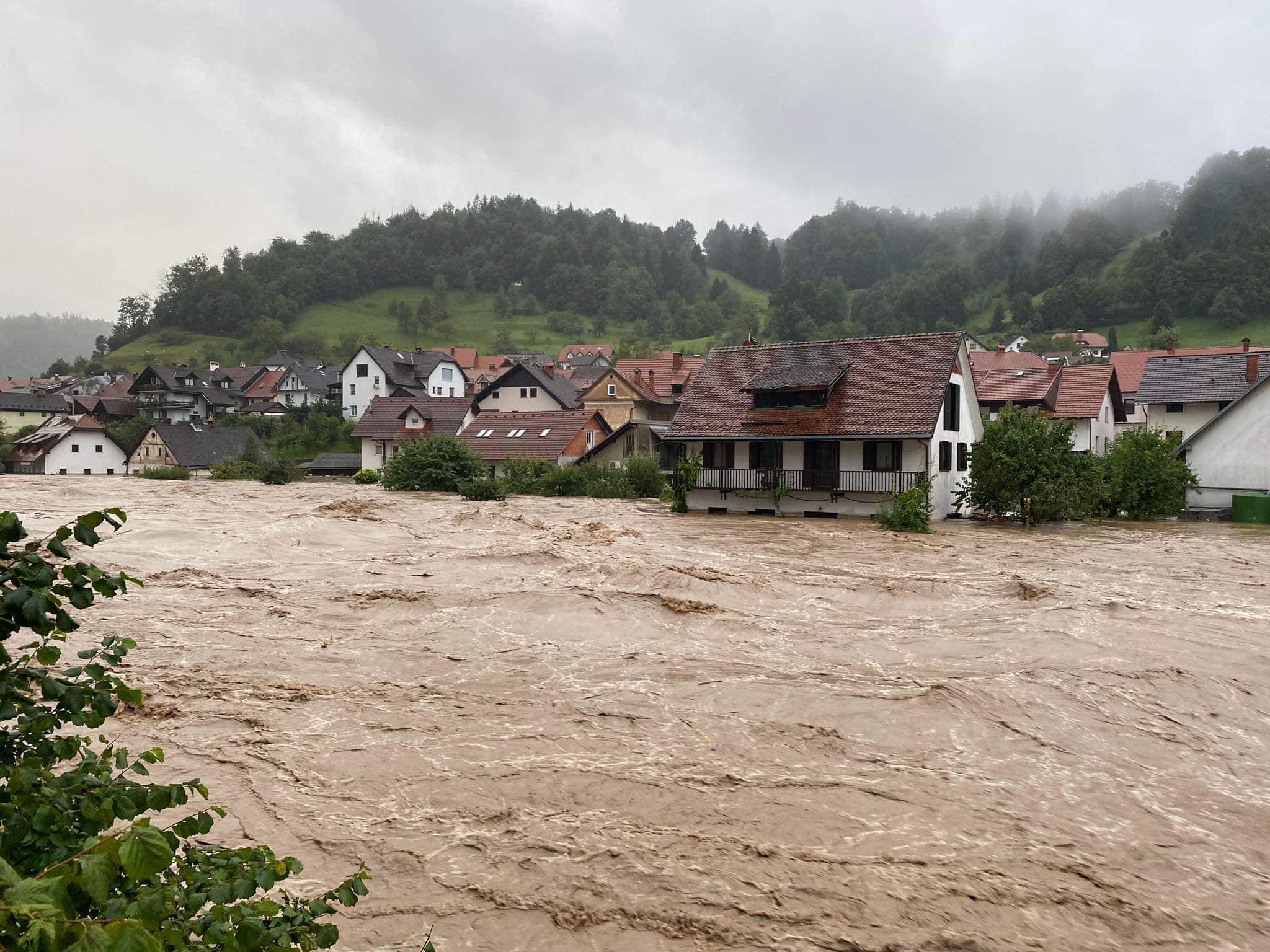 Velika katastrofa u Sloveniji, bujica nosi sve pred sobom: Ljudi mole za pomoć, tule sirene, izvanredne mjere na snazi