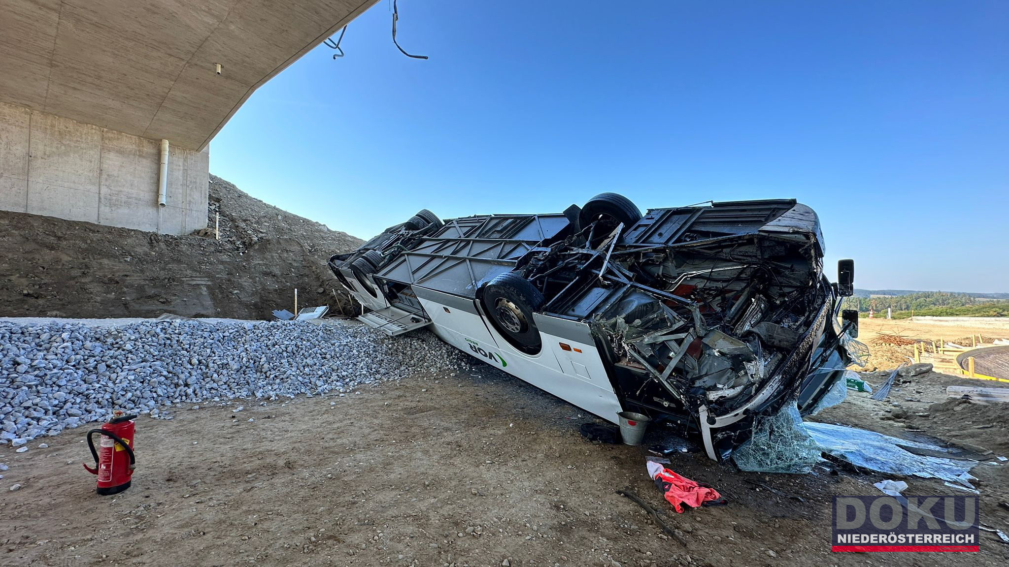 Školski autobus pao s mosta, pet osoba ozlijeđeno