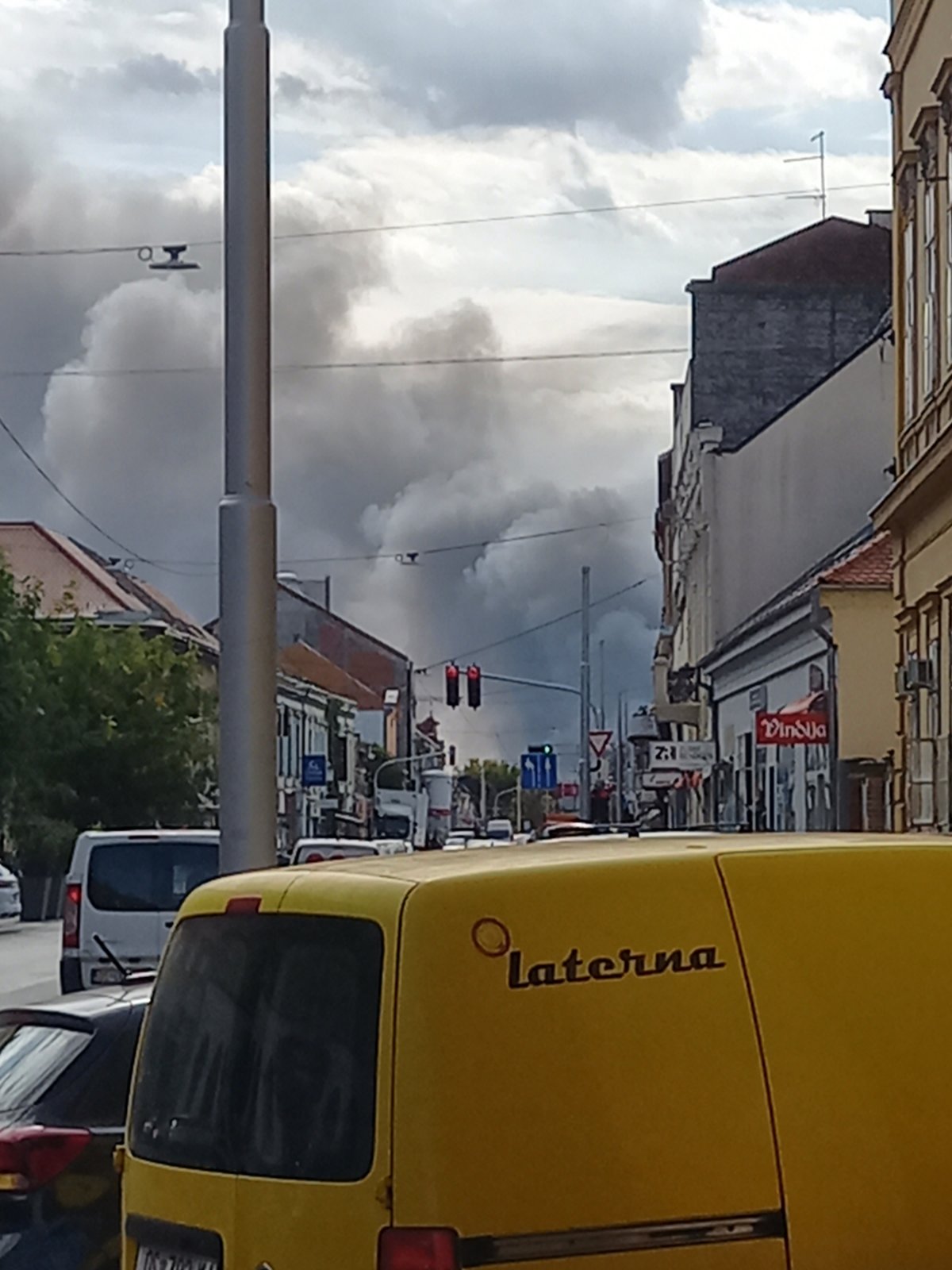 Veliki požar u Osijeku opasan za ljude, toksikolog upozorava: ‘Pojavio se vrlo opasni kancerogeni spoj’