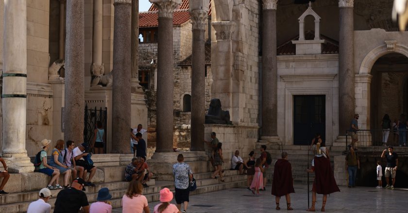 Zabranili hodanje u kupaćim kostimima izvan plaže, kazne idu do 1000 eura