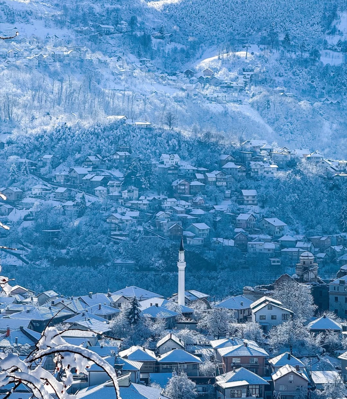 Snježni kaos u BiH: Zatvoreno više prometnica, izvanredno stanje u Drvaru