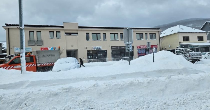 U Korenici i Gračacu organiziran smještaj za putnike koji su zbog snijega zaglavili u Lici