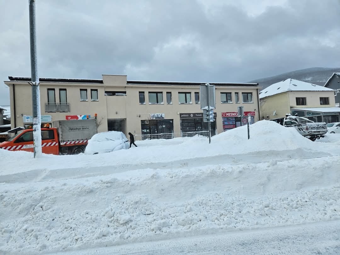 U Korenici i Gračacu organiziran smještaj za putnike koji su zbog snijega zaglavili u Lici